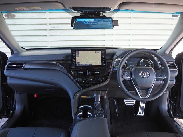 カムリ Ｇレザーパッケージ　セーフティセンス　パノラマムーンルーフ　９インチディスプレイオーディオナビ　パノラミックビューモニター　革シート　パワーシート　シートヒーター　レーダークルコン　デジタルインナーミラー型前後ドラレコ（3枚目）