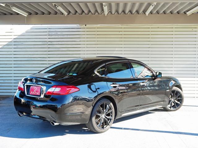 シーマ ハイブリッド　車検整備付き　全方位運転支援システム　サンルーフ　純正ナビ　アラウンドビューモニター　フルセグＴＶ　ＢＯＳＥサウンド　ディスチャージ　社外２０インチアルミ　レーダークルコン　前後ドラレコ　ＥＴＣ（2枚目）