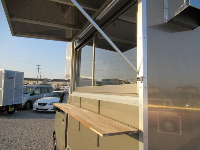 KCスペシャル キッチンカー 移動販売車 ケータリングカー 跳ね上げ式窓 ステンレス3槽シンク コールドテーブル 脱着式カウンター LED照明 100V外部電源 換気扇 コンセント 給排水タンク 荷台設備新品(26枚目)