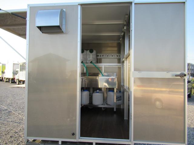 KCスペシャル キッチンカー 移動販売車 ケータリングカー 跳ね上げ式窓 ステンレス3槽シンク コールドテーブル 脱着式カウンター LED照明 100V外部電源 換気扇 コンセント 給排水タンク 荷台設備新品(32枚目)