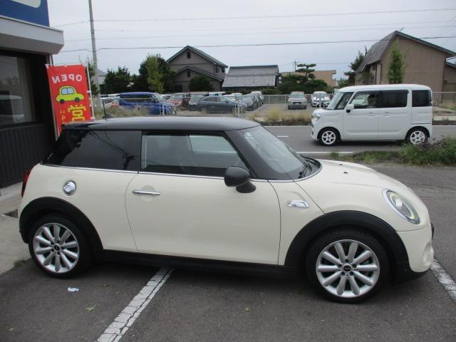 ＭＩＮＩ クーパーＳＤ　中期型　純正ナビ　Ｂｌｕｅｔｏｏｔｈオーディオ　バックカメラ　アダプティブクルーズコントロール　インテリジェントセーフティ　コンフォートアクセス　ＥＴＣ　　ユニオンジャックテール　ＬＥＤオートライト（17枚目）