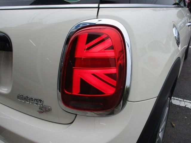ＭＩＮＩ クーパーＳＤ　中期型　純正ナビ　Ｂｌｕｅｔｏｏｔｈオーディオ　バックカメラ　アダプティブクルーズコントロール　インテリジェントセーフティ　コンフォートアクセス　ＥＴＣ　　ユニオンジャックテール　ＬＥＤオートライト（27枚目）