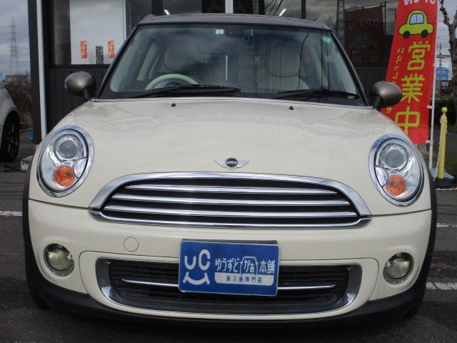 ＭＩＮＩ クーパー　クラブマン　後期型　ツインサンルーフ　ツートンカラー　オートＨＩＤヘッドライト　Ｂカメラ　ＫＥＮＷＯＯＤ製Ｂｌｕｅｔｏｏｔｈ対応ナビ　フルセグＴＶ視聴可　ＥＴＣ　アンビエントライト　純正１５インチＡＷ（11枚目）