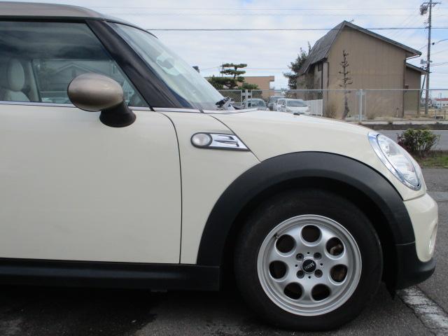 ＭＩＮＩ クーパー　クラブマン　後期型　ツインサンルーフ　ツートンカラー　オートＨＩＤヘッドライト　Ｂカメラ　ＫＥＮＷＯＯＤ製Ｂｌｕｅｔｏｏｔｈ対応ナビ　フルセグＴＶ視聴可　ＥＴＣ　アンビエントライト　純正１５インチＡＷ（18枚目）