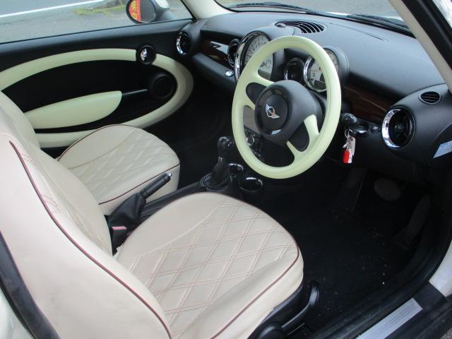 ＭＩＮＩ クーパー　クラブマン　後期型　ツインサンルーフ　ツートンカラー　オートＨＩＤヘッドライト　Ｂカメラ　ＫＥＮＷＯＯＤ製Ｂｌｕｅｔｏｏｔｈ対応ナビ　フルセグＴＶ視聴可　ＥＴＣ　アンビエントライト　純正１５インチＡＷ（30枚目）