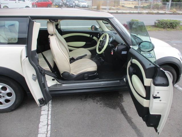 ＭＩＮＩ クーパー　クラブマン　後期型　ツインサンルーフ　ツートンカラー　オートＨＩＤヘッドライト　Ｂカメラ　ＫＥＮＷＯＯＤ製Ｂｌｕｅｔｏｏｔｈ対応ナビ　フルセグＴＶ視聴可　ＥＴＣ　アンビエントライト　純正１５インチＡＷ（34枚目）