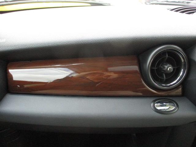 ＭＩＮＩ クーパー　クラブマン　後期型　ツインサンルーフ　ツートンカラー　オートＨＩＤヘッドライト　Ｂカメラ　ＫＥＮＷＯＯＤ製Ｂｌｕｅｔｏｏｔｈ対応ナビ　フルセグＴＶ視聴可　ＥＴＣ　アンビエントライト　純正１５インチＡＷ（44枚目）