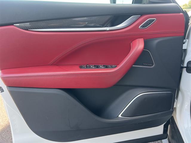 レヴァンテ Ｓ　可変マフラー　純正オプション２１ＡＷ　ロッソフルレザーインテリア　ｈａｒｍａｎ／ｋａｒｄｏｎ　カーボンステアリング　カーボンインテリア　エアサスペンション　電動リアゲート　ユピテルレーダー・ドラレコ（21枚目）