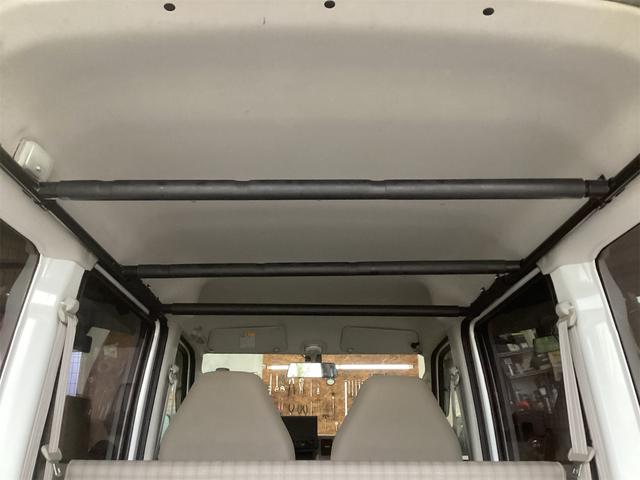スクラム ＰＡハイルーフ／５速ＭＴ／新品クラッチ交換済み／　ＮＥＷ加工インナーブラックＨライト／ＬＥＤヘッドライトバルブ／前後ドラレコ／デジタルインナーミラー／ディスプレイオーディオ＆バックカメラ／ＥＴＣ／社外ウッドステアリング／タコメーター／ルーフキャリア／（23枚目）