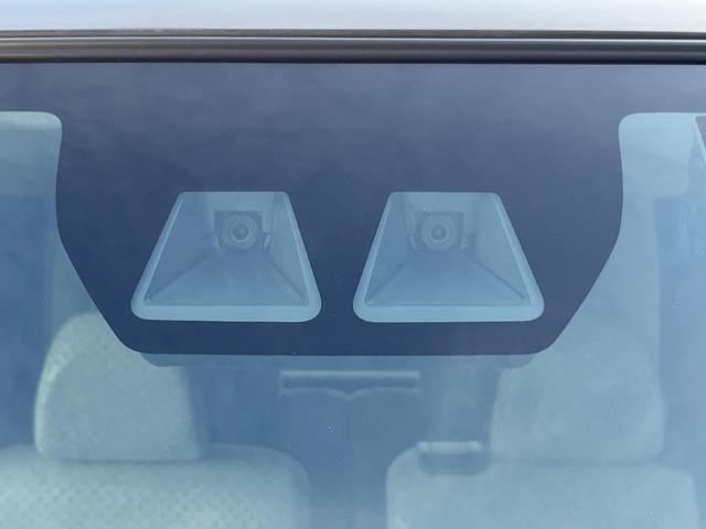 【スマートアシスト】走行中に前方の車両等を認識し、衝突しそうな時は警報とブレーキで衝突回避と被害軽減をアシスト。より安全にドライブをお楽しみいただけます。