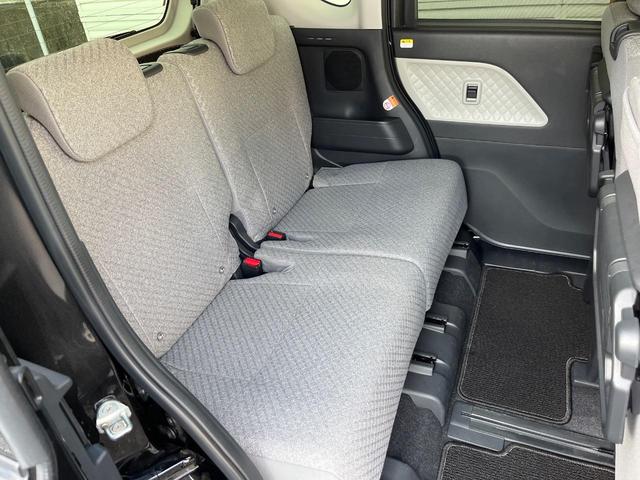 後部座席も気になるようなキズ・汚れやへたり等、大きなダメージはなく、良好な状態です。