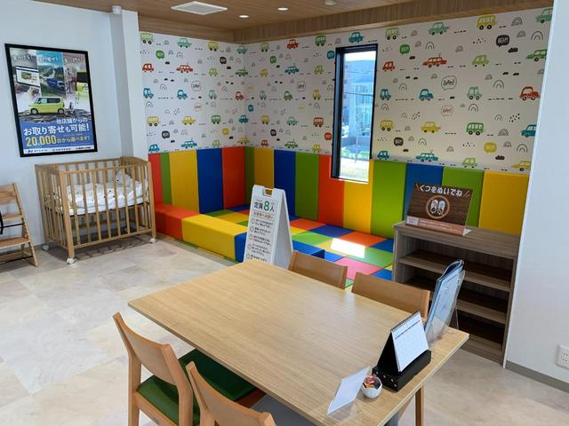 大きなキッズスペースも完備！小さなお子様連れでも、ゆっくりとお車探しをお楽しみいただけます。