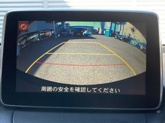 【バックカメラ】駐車時に後方がリアルタイム映像で確認できます。大型商業施設や立体駐車場での駐車時や、夜間のバック時に大活躍！運転スキルに関わらず、今や必須となった装備のひとつです！ 4