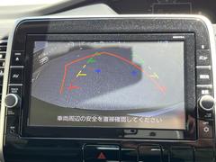 【バックカメラ】駐車時に後方がリアルタイム映像で確認できます。大型商業施設や立体駐車場での駐車時や、夜間のバック時に大活躍！運転スキルに関わらず、今や必須となった装備のひとつです！ 4