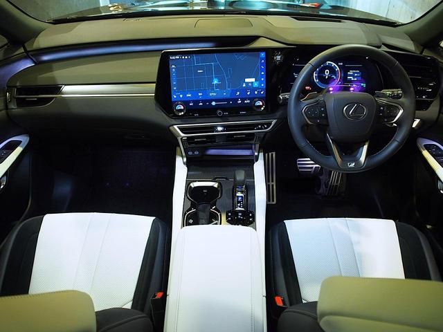 ＲＸ ＲＸ３５０　Ｆスポーツ　マークレビンソン　白革シート　改モデル　パノラマルーフ　デジタルインナーミラー　寒冷地仕様　オレンジキャリパー　ルーフレール　ワイヤレス充電　前後ドラレコ　ＥＴＣ２．０（10枚目）