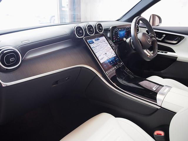 GLC GLC220d 4マチック AMGラインパッケージ パノラミックスライディングルーフ ホワイトインテリア ブルメスターサウンド AMG20AW 360°カメラ ルーフレール メモリー付きパワーシート シートヒーター ワイヤレス充電(30枚目)