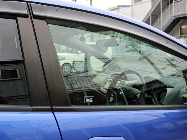 フィットハイブリッド ベースグレード 禁煙車 ワンオーナー車 塗装ハゲアセ無し 樹脂色アセ無し 下回りサビ腐食無し エンジンルームサビ腐食無し バックカメラ付き純正SDナビ ETC クルーズコントロール スペアキー付き(18枚目)