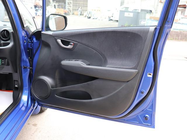 フィットハイブリッド ベースグレード 禁煙車 ワンオーナー車 塗装ハゲアセ無し 樹脂色アセ無し 下回りサビ腐食無し エンジンルームサビ腐食無し バックカメラ付き純正SDナビ ETC クルーズコントロール スペアキー付き(41枚目)