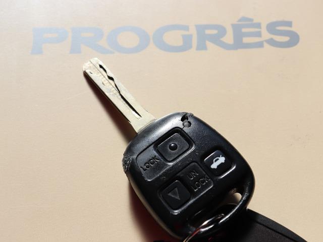 ＜ダメージ紹介＞キーレスのカバー部分に破損が有ります。接着剤で固定されているのでこのまま使用も出来るのですが少し気をつけてご使用頂く必要はあるかと思います。