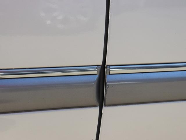 ＜＜外装ダメージ紹介です＞＞よくプログレで見かけるサイドモールの色抜けやスリキズは無く綺麗ですが、フチ部分にわずかなながらキズがありました。まぁ、「そりゃこれぐらいはあるでしょ」と言える類いです。