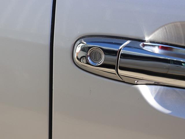 同じく小キズ程度の大きさですがドア部分に少し有ります。こんな感じの程度のごく小さなダメージしかありません。