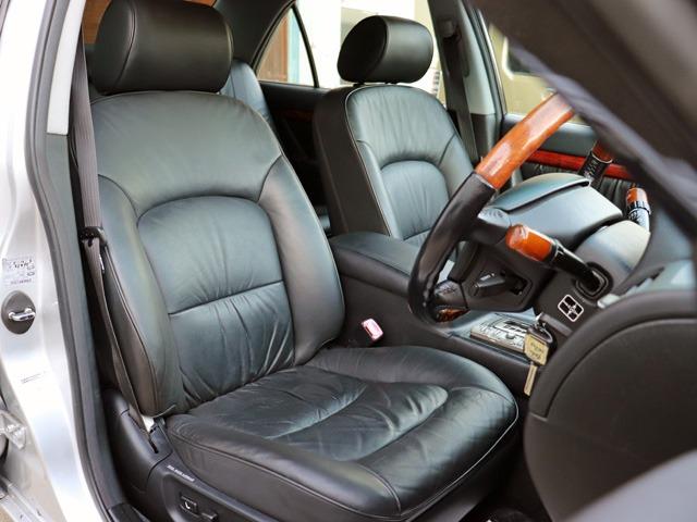 ☆★運転席☆★使用頻度が高い運転席、しかも革シートでこの綺麗さは本当に丁寧に使用されていた事がよく伝わってきます☆★