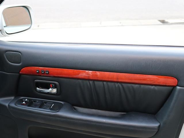 ＜＜ウォールナット使用のパネル類＞＞☆★ドアパネルもウォールナット☆★しかも本革シート付きなのでドアトリムにも本革が使われています☆★ただでさえ上質な雰囲気がさらに高級感を感じさせてくれます☆★