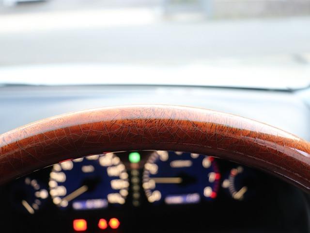 ＜内装ダメージ紹介です＞これはもはや避けようがないのですがハンドルのウッド部の表面クリアにヒビがあります。ただクリアヒビの進行は少なく次の過程であるウッド部の色抜けまでは進んでいない珍しい状態です。