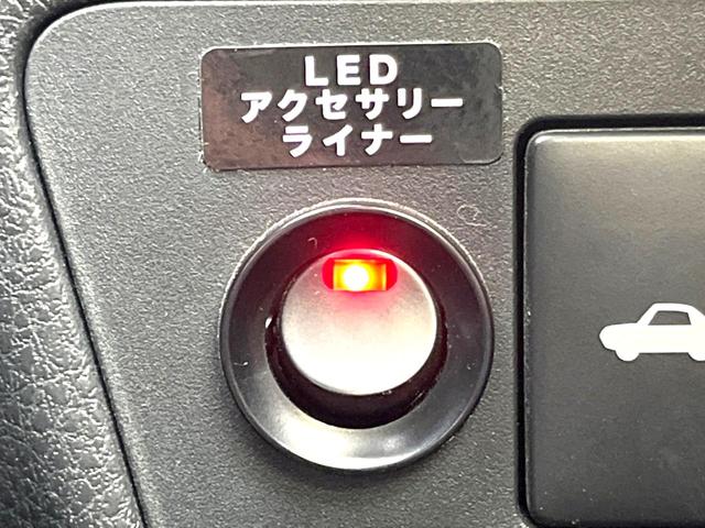 Ｒ　後期型　禁煙車　ＬＥＤライナー　純正ナビ　バックカメラ　フルセグ　Ｂｌｕｅｔｏｏｔｈ　ＬＥＤヘッド　パドルシフト　アルミペダル　純正１７インチアルミ　キーレス　ＥＴＣ(6枚目)