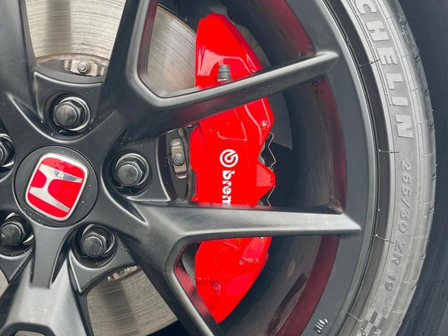 シビック タイプR SPOON製ダウンサス OPワイヤレス充電器 タクティカルスポイラーマウント 純正ナビ バックカメラ ETC ドライブレコーダー 専用スポーツシート ブレンボキャリパー 純正19インチアルミ(14枚目)