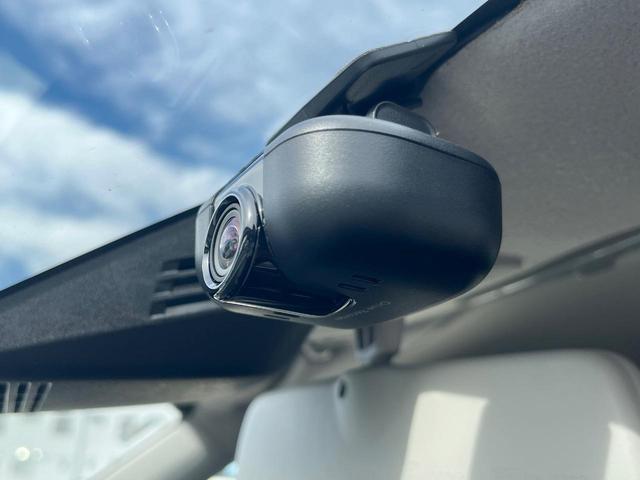 【ドライブレコーダー】安心・安全なカーライフに必須のドライブレコーダーを装備！走行中はもちろん、あおり運転や事故に遭遇した際の状況も映像で記録し、万一のリスクに備えます。