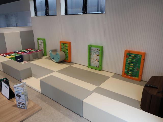 キッズスペースも完備！小さなお子様連れでも、ゆっくりとお車探しをお楽しみいただけます。