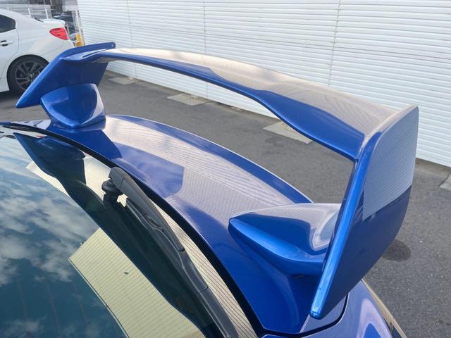 【大型リヤスポイラー】スポーツカーらしさがグッと引き立つ大型リヤスポイラーを装着♪高速走行時のスタビリティ（走行安定性）向上に役立ちます。