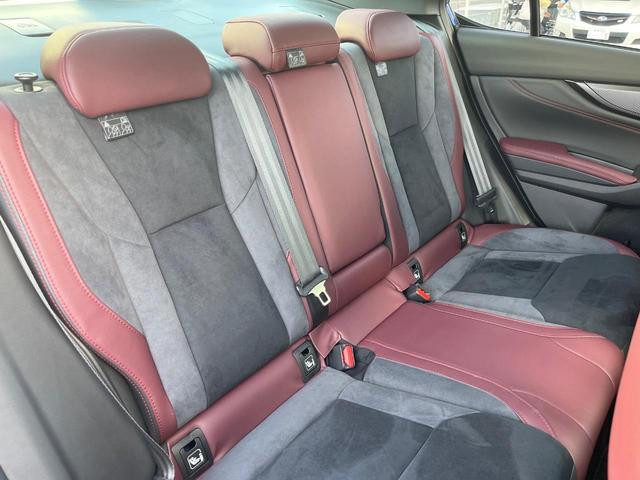 後部座席も気になるようなキズ・汚れやへたり等、大きなダメージはなく、良好な状態です。