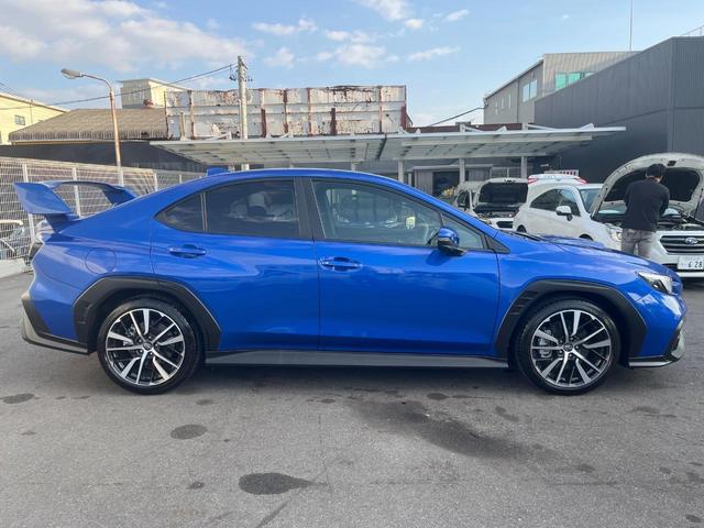 高透明度のガラス皮膜で撥水はもちろん、上質なツヤ・光沢を実現。紫外線や酸性雨から大切な愛車を保護し、色あせ・劣化を防止。「弾スプラッシュコート」、「弾プリミッサコート」からお選びいただけます。