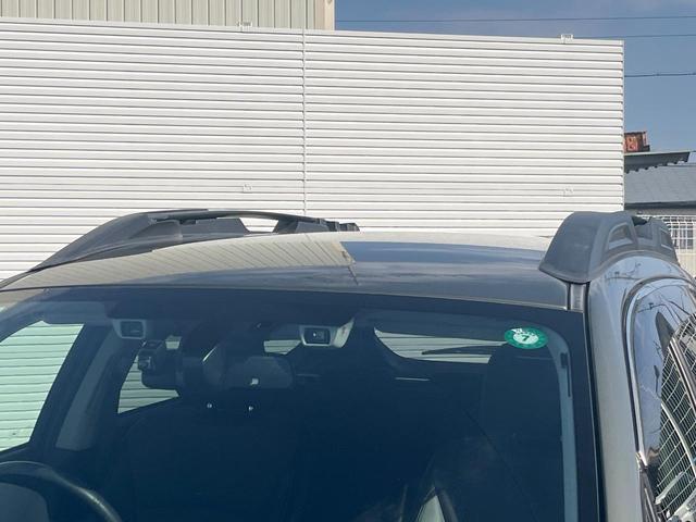 【ルーフレール】外観の魅力を引き立てるとともに、ウィンタースポーツや釣り、ロードバイク等で使う各種ギアを積むキャリア取り付けベースに！アクティブなカーライフを楽しむには必須の装備ですね！