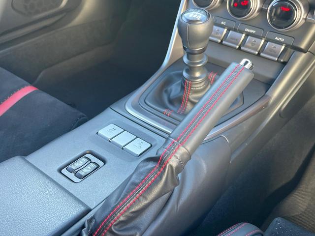 BRZ S 6速MT SDナビ バックカメラ STIスポーツ専用純正18インチアルミホイール クルーズコントロール ETC シートヒーター 革/スエードコンビシート LEDヘッドライト スマートキー(42枚目)