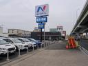 ズラッと並んだ展示車と大きな「N」の看板が目印です!