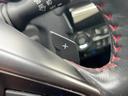 【パドルシフト】ハンドルから手を離さずに素早くシフトアップ&ダウンができるので、エンジンブレーキを使う下り坂や高速道路の合流で加速したい場面で役立ちます。