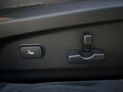 【運転席１０ＷＡＹパワーシート】リクライニングからシートリフターまで、スイッチ一つで簡単にシートの微調整が可能！自分に最適なシートポジションにセットして、快適なドライブをお楽しみください。 7