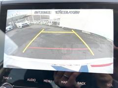 【バックカメラ】駐車時に後方がリアルタイム映像で確認できます。大型商業施設や立体駐車場での駐車時や、夜間のバック時に大活躍！運転スキルに関わらず、今や必須となった装備のひとつです！ 4