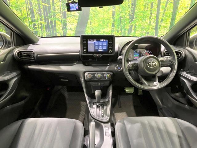 ヤリス Ｘ　禁煙車　ディスプレイオーディオ　衝突軽減　バックカメラ　ドラレコ　ＥＴＣ　Ｂｌｕｅｔｏｏｔｈ　アイドリングストップ　電動格納ミラー　盗難防止装置　スマートキー　横滑り防止装置　車線逸脱機能（2枚目）