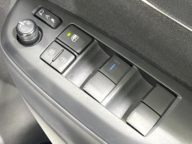 ヤリス Ｘ　禁煙車　ディスプレイオーディオ　衝突軽減　バックカメラ　ドラレコ　ＥＴＣ　Ｂｌｕｅｔｏｏｔｈ　アイドリングストップ　電動格納ミラー　盗難防止装置　スマートキー　横滑り防止装置　車線逸脱機能（32枚目）