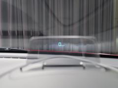 【ヘッドアップディスプレイ】現在の速度や走行情報をデジタル表示で運転席前方のガラスに投影！運転中、目線をずらさず必要な情報を確認できるのでとっても便利で安心！ 6