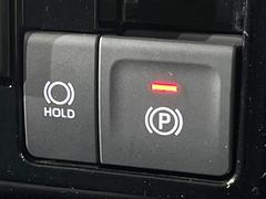 【電動パーキングブレーキ】パーキングブレーキは便利な電動式！ボタン一つで操作でき、アクセルを踏めば自動で解除されます♪レバーやペダルが無いので運転席廻りもすっきりしますね♪ 6