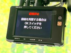 【ドライブレコーダー】安心・安全なカーライフに必須のドライブレコーダーを装備！走行中はもちろん、あおり運転や事故に遭遇した際の状況も映像で記録し、万一のリスクに備えます。 6