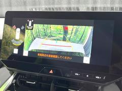 【バックカメラ】駐車時に後方がリアルタイム映像で確認できます。大型商業施設や立体駐車場での駐車時や、夜間のバック時に大活躍！運転スキルに関わらず、今や必須となった装備のひとつです！ 4