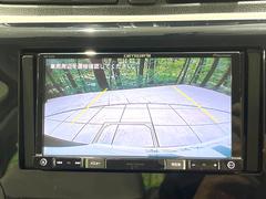 【バックカメラ】駐車時に後方がリアルタイム映像で確認できます。大型商業施設や立体駐車場での駐車時や、夜間のバック時に大活躍！運転スキルに関わらず、今や必須となった装備のひとつです！ 4