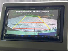 【バックカメラ】駐車時に後方がリアルタイム映像で確認できます。大型商業施設や立体駐車場での駐車時や、夜間のバック時に大活躍！運転スキルに関わらず、今や必須となった装備のひとつです！ 4