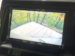 【バックカメラ】駐車時に後方がリアルタイム映像で確認できます。大型商業施設や立体駐車場での駐車時や、夜間のバック時に大活躍！運転スキルに関わらず、今や必須となった装備のひとつです！ 4